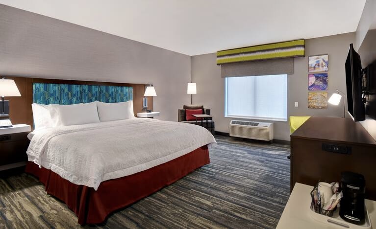 image of a bright, clean king hotel room at Hampton Inn Pleasant View, TN